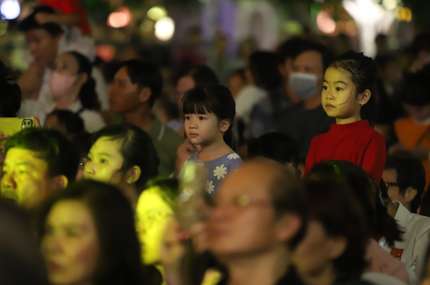 Các khán giả chăm chú theo dõi chương trình, trong đó có nhiều cháu tuy nhỏ tuổi.