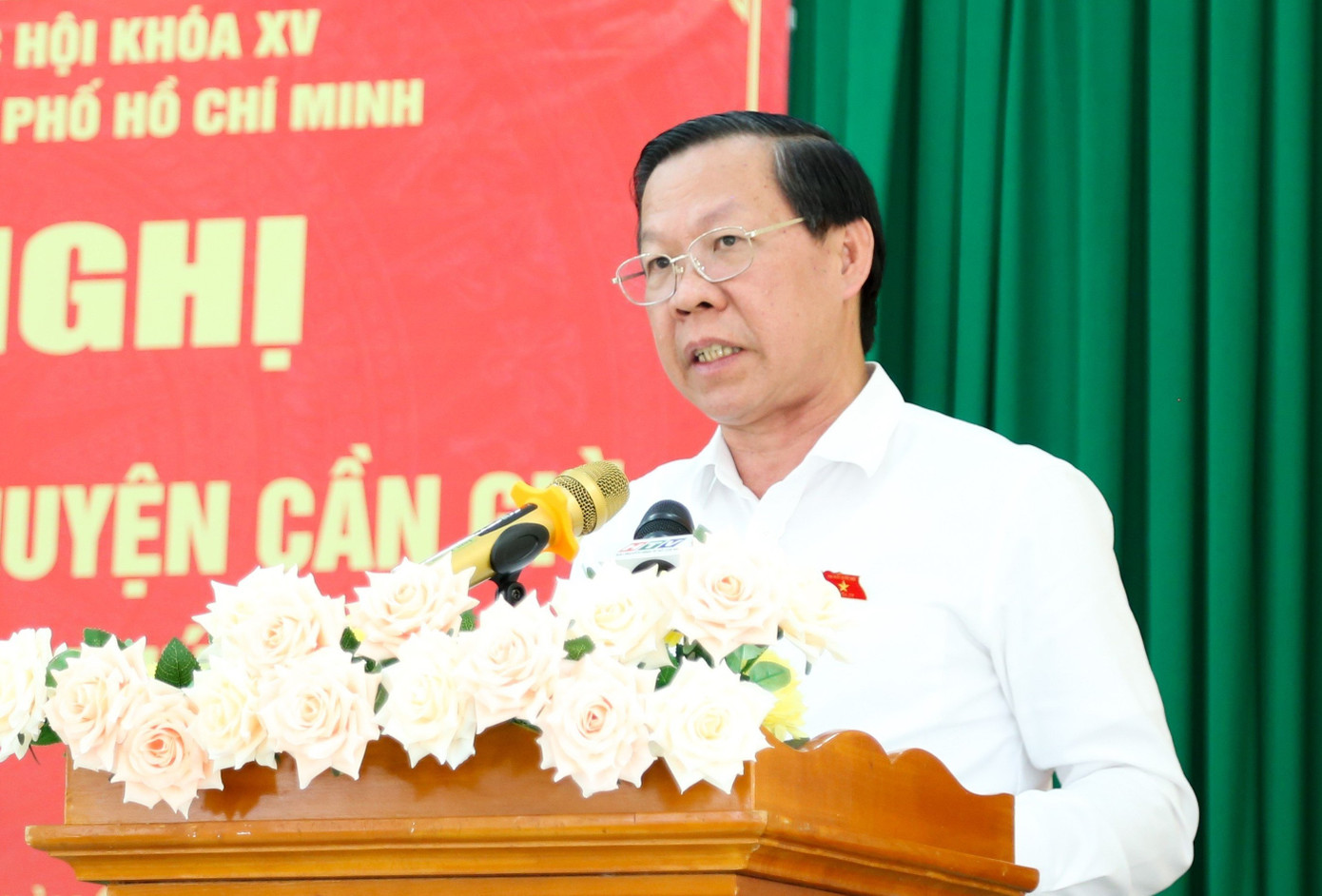 Chủ tịch UBND TPHCM Phan Văn Mãi trao đổi với cử tri Cần Giờ. Ảnh: Thảo Lê Chủ tịch UBND TPHCM Phan Văn Mãi trao đổi với cử tri Cần Giờ. Ảnh: Thảo Lê