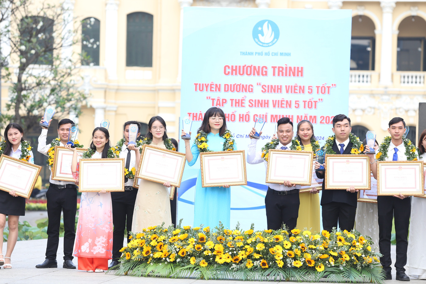 Các bạn đạt danh hiệu "Sinh viên 5 tốt" là những điển hình trong học tập, rèn luyện theo 5 tiêu chí then chốt.