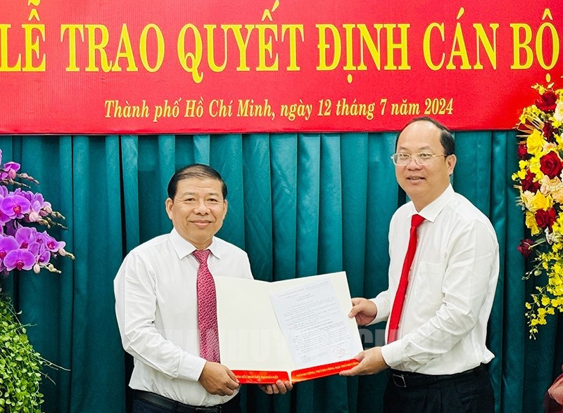 Phó Bí thư Thường trực Thành ủy TPHCM Nguyễn Hồ Hải (bìa phải) trao quyết định cho ông Nguyễn Thanh Sang. (Ảnh: Thành ủy TPHCM) Phó Bí thư Thường trực Thành ủy TPHCM Nguyễn Hồ Hải (bìa phải) trao quyết định cho ông Nguyễn Thanh Sang. (Ảnh: Thành ủy TPHCM)
