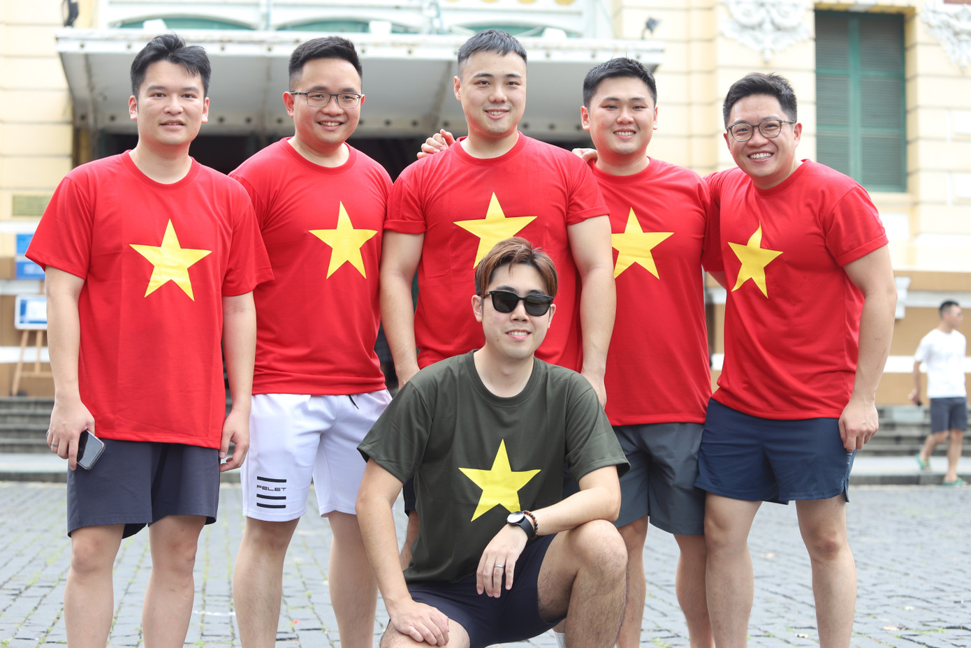 Sau lời mời của người thợ chụp ảnh, nhóm vui vẻ đồng ý chụp một vài bức ảnh lưu niệm với không gian tòa bưu điện cổ kính. Sau lời mời của người thợ chụp ảnh, nhóm vui vẻ đồng ý chụp một vài bức ảnh lưu niệm với không gian tòa bưu điện cổ kính.