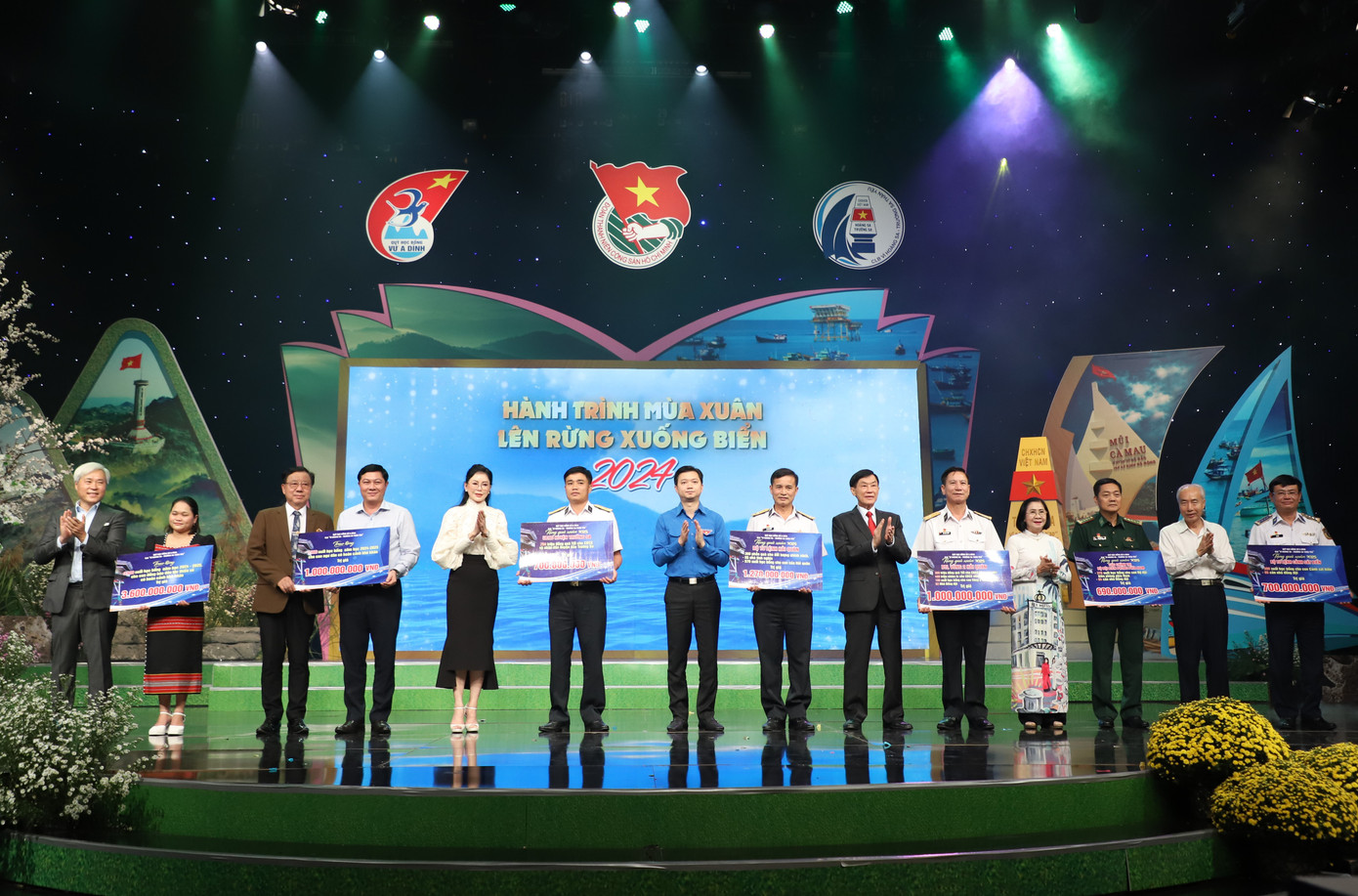 Quỹ học bổng Vừ A Dính, CLB “Vì Hoàng Sa – Trường Sa thân yêu” trao hỗ trợ cho các đơn vị để thực hiện chăm lo cho cán bộ chiến sĩ và các em học sinh sinh viên... Quỹ học bổng Vừ A Dính, CLB “Vì Hoàng Sa – Trường Sa thân yêu” trao hỗ trợ cho các đơn vị để thực hiện chăm lo cho cán bộ chiến sĩ và các em học sinh sinh viên...