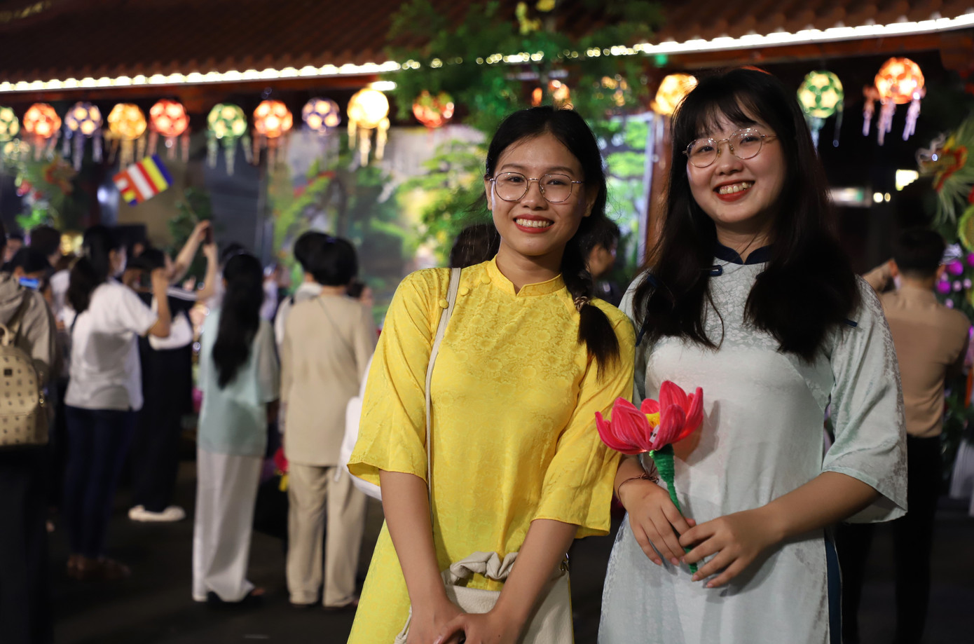 Có mặt trong ngày hội lớn chào mừng tuần lễ Phật đản tại Việt Nam Quốc tự, Ái Ngọc (bên trái) sinh viên Đại học Sư phạm TPHCM) cùng bạn đến chùa lễ Phật, cầu nguyện. "Mình mong sắp tới tốt nghiệp đúng hạn, cầu cho cả nhà và những người xung quanh được nhiều sức khỏe", Ngọc bộc bạch và cho hay khi còn nhỏ thường đi chùa và đọc kinh với ngoại.