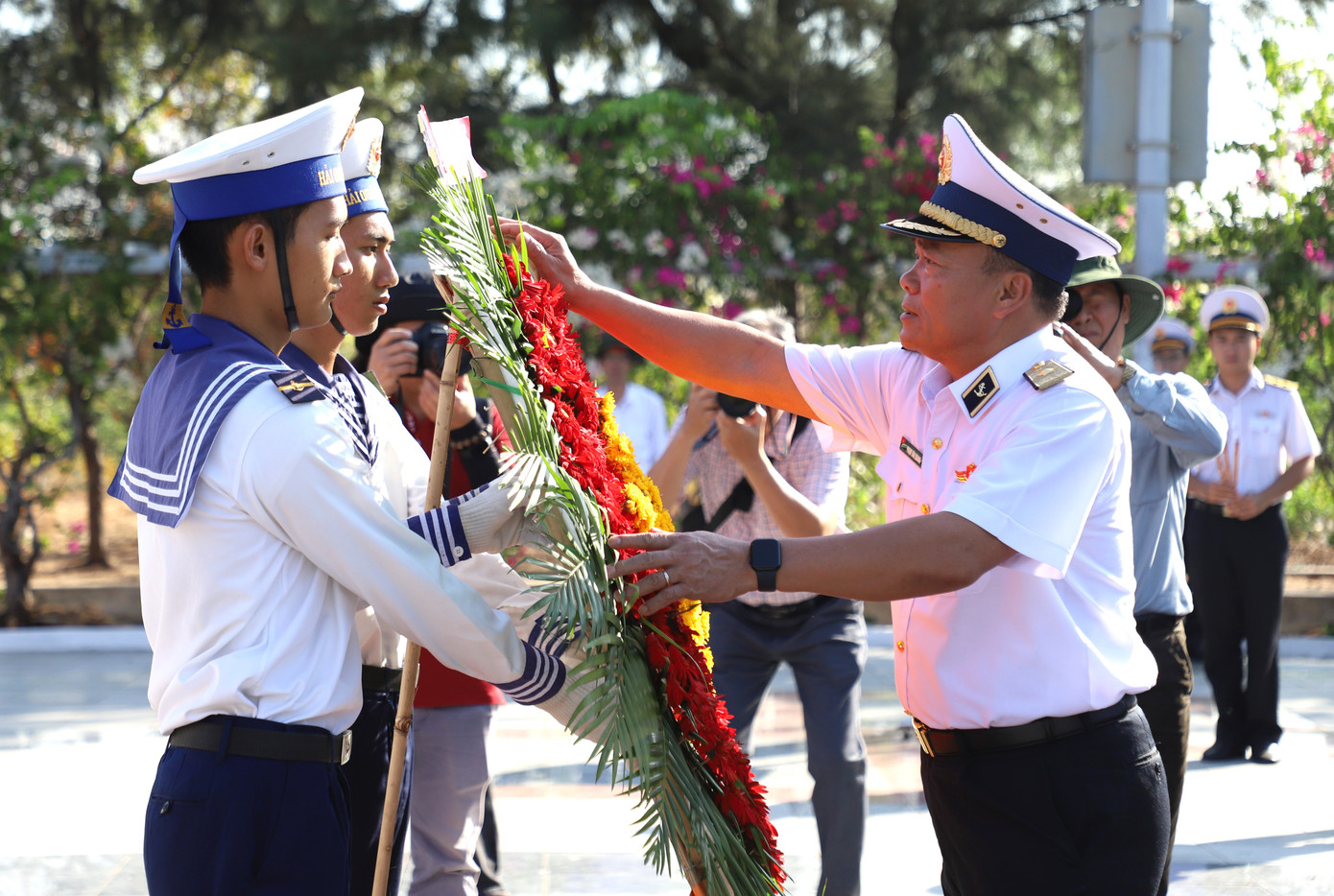 Đoàn công tác cũng đã đến dâng hương Đài tưởng niệm Liệt sĩ tù chính trị tại Cam Ranh (Khánh Hòa).