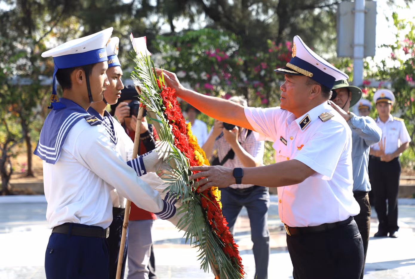 Đoàn công tác cũng đã đến dâng hương Đài tưởng niệm Liệt sĩ tù chính trị tại Cam Ranh (Khánh Hòa).