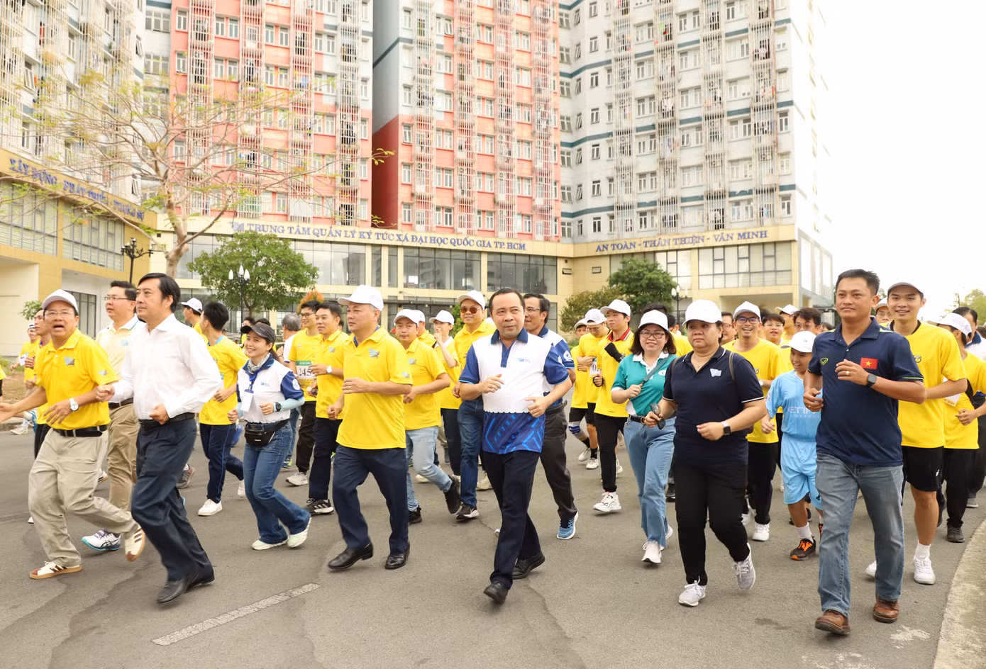 “Với tinh thần rèn luyện sức khỏe là chính, tôi mong các vận động viên thi đấu với tinh thần cao nhất, đẹp nhất, không nên chiến thắng bằng mọi giá”, PGS.TS Vũ Hải Quân nói. “Với tinh thần rèn luyện sức khỏe là chính, tôi mong các vận động viên thi đấu với tinh thần cao nhất, đẹp nhất, không nên chiến thắng bằng mọi giá”, PGS.TS Vũ Hải Quân nói.