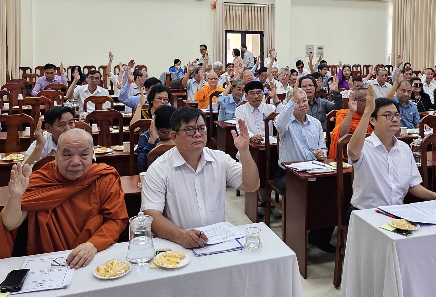 Các ủy viên Ủy ban MTTQ biểu quyết hiệp thương tân Phó Chủ tịch Ủy ban MTTQ Việt Nam TPHCM. Ảnh: Ngô Tùng Các ủy viên Ủy ban MTTQ biểu quyết hiệp thương tân Phó Chủ tịch Ủy ban MTTQ Việt Nam TPHCM. Ảnh: Ngô Tùng