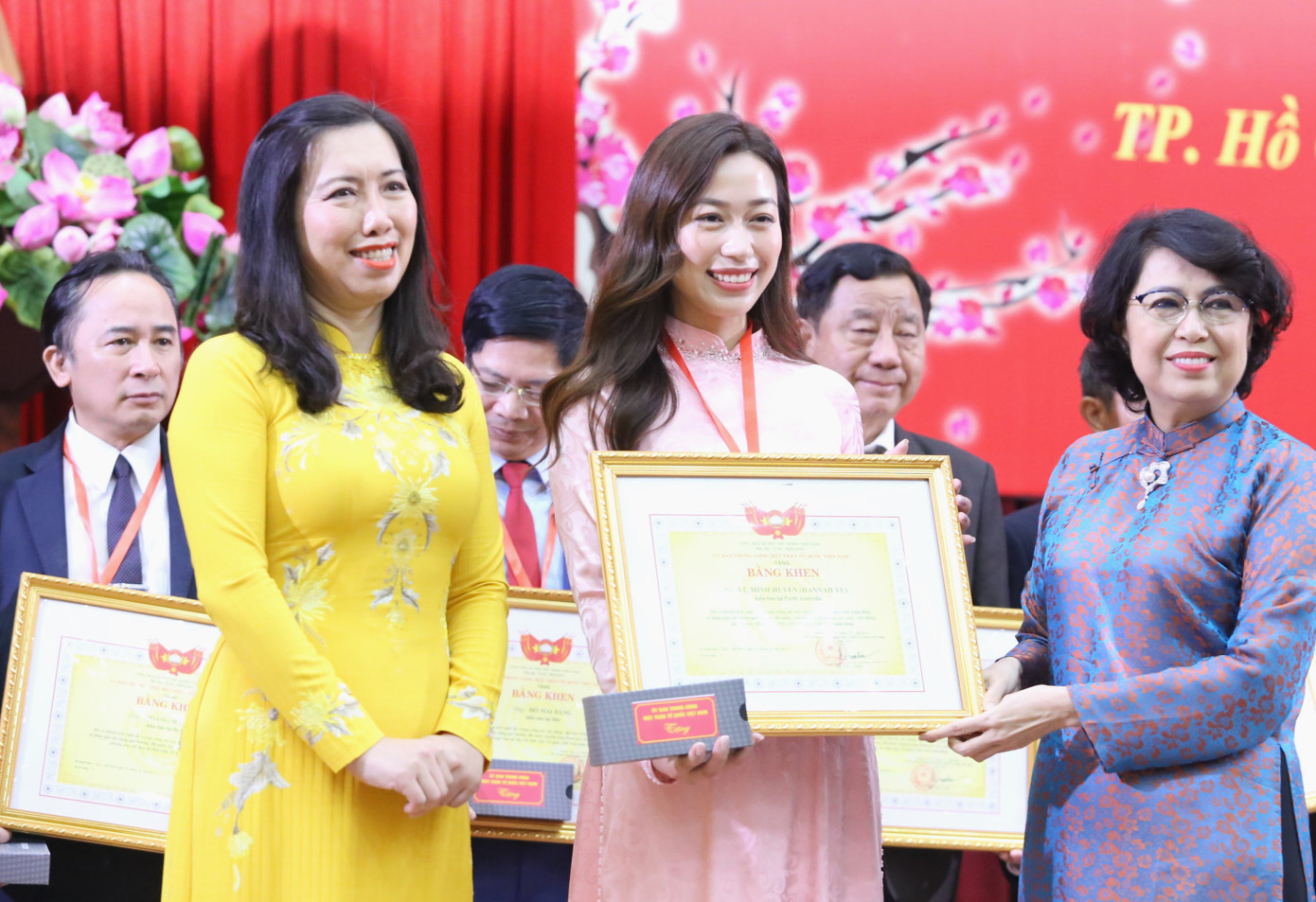 Trước đó, Ủy ban Trung ương MTTQ Việt Nam tổ chức gặp mặt và biểu dương một số kiều bào tiêu biểu có nhiều đóng góp cho quê hương.