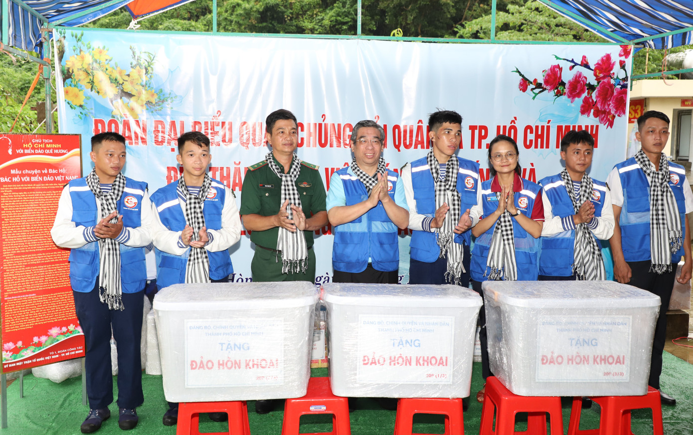 Phó bí thư Thành ủy TPHCM Nguyễn Phước Lộc (thứ 4 từ trái qua) và Phó bí thư Thành Đoàn TPHCM Trần Thu Hà gửi tặng những món quà đến các lực lượng trên đảo Hòn Khoai (tỉnh Cà Mau). Phó bí thư Thành ủy TPHCM Nguyễn Phước Lộc (thứ 4 từ trái qua) và Phó bí thư Thành Đoàn TPHCM Trần Thu Hà gửi tặng những món quà đến các lực lượng trên đảo Hòn Khoai (tỉnh Cà Mau).