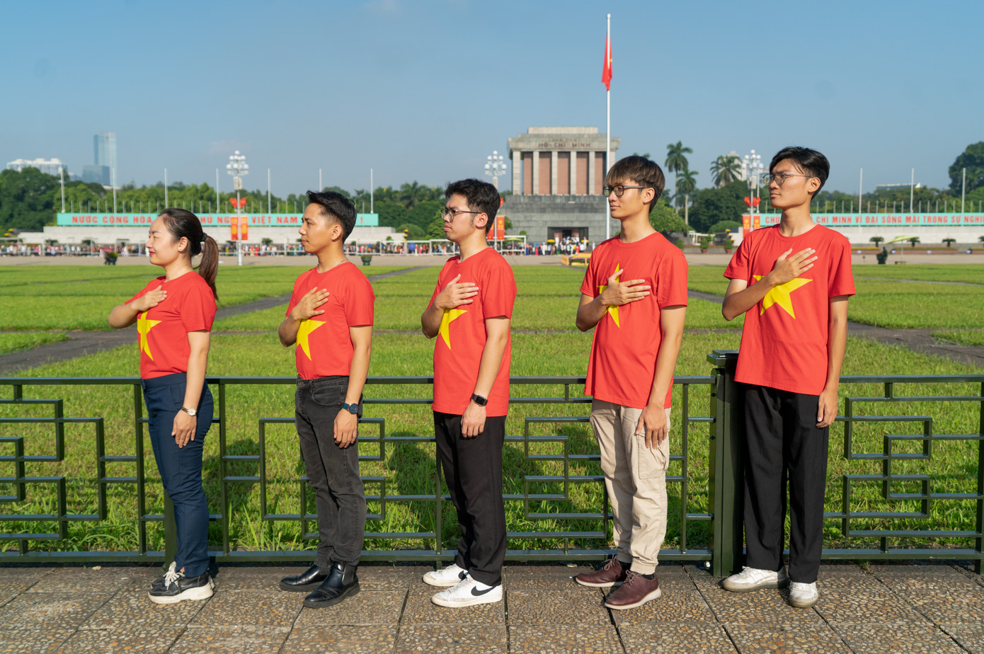 Các đại biểu thanh niên chụp ảnh với áo cờ đỏ sao vàng tại Lăng Chủ tịch Hồ Chí Minh (TP. Hà Nội)- Ảnh CTV
