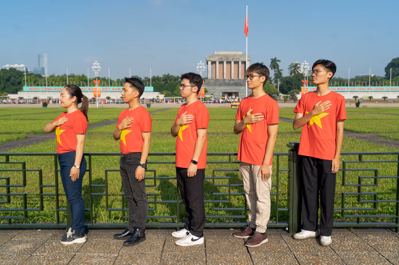 Các đại biểu thanh niên chụp ảnh với áo cờ đỏ sao vàng tại Lăng Chủ tịch Hồ Chí Minh (TP. Hà Nội)- Ảnh CTV