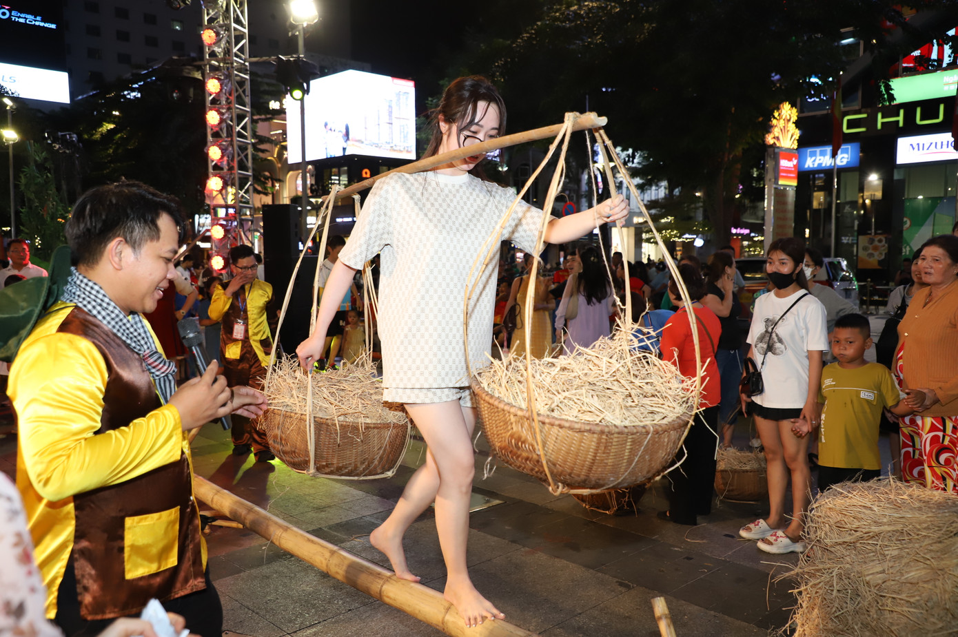 Trong suốt 5 ngày lễ hội, người dân, du khách có dịp tham gia nhiều hoạt động cộng đồng lý thú ngay tại khu vực trung tâm TPHCM.