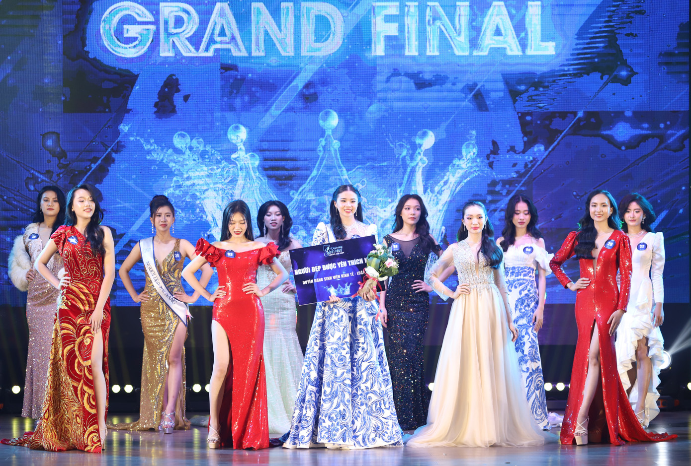 Nữ sinh Nguyễn Thị Hồng Loan giành &quot;cú đúp&quot; danh hiệu: Người đẹp được yêu thích nhất và Người đẹp áo dài.