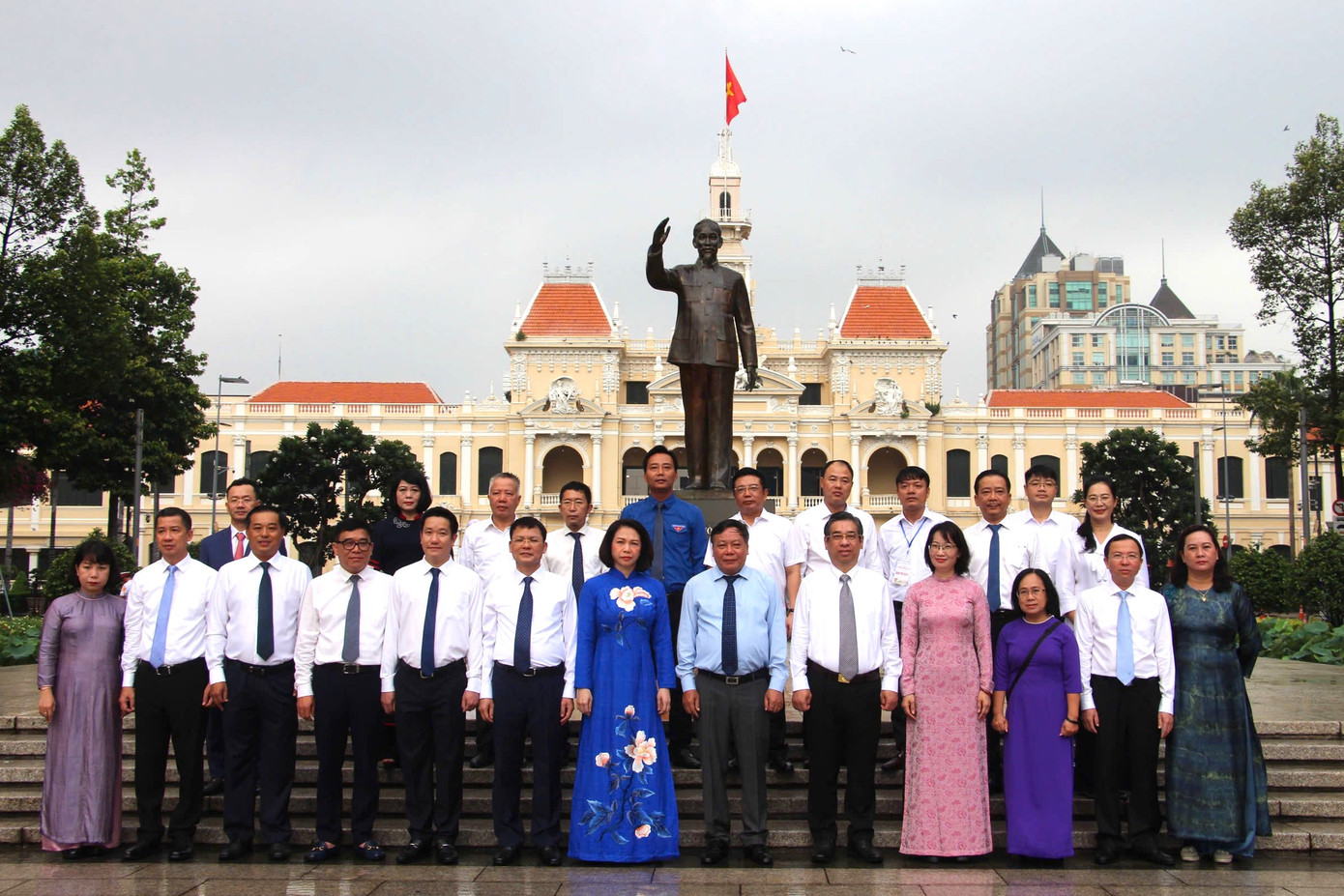 Đoàn đại biểu hai thành phố chụp ảnh lưu niệm tại buổi lễ dâng hoa tượng đài Chủ tịch Hồ Chí Minh.