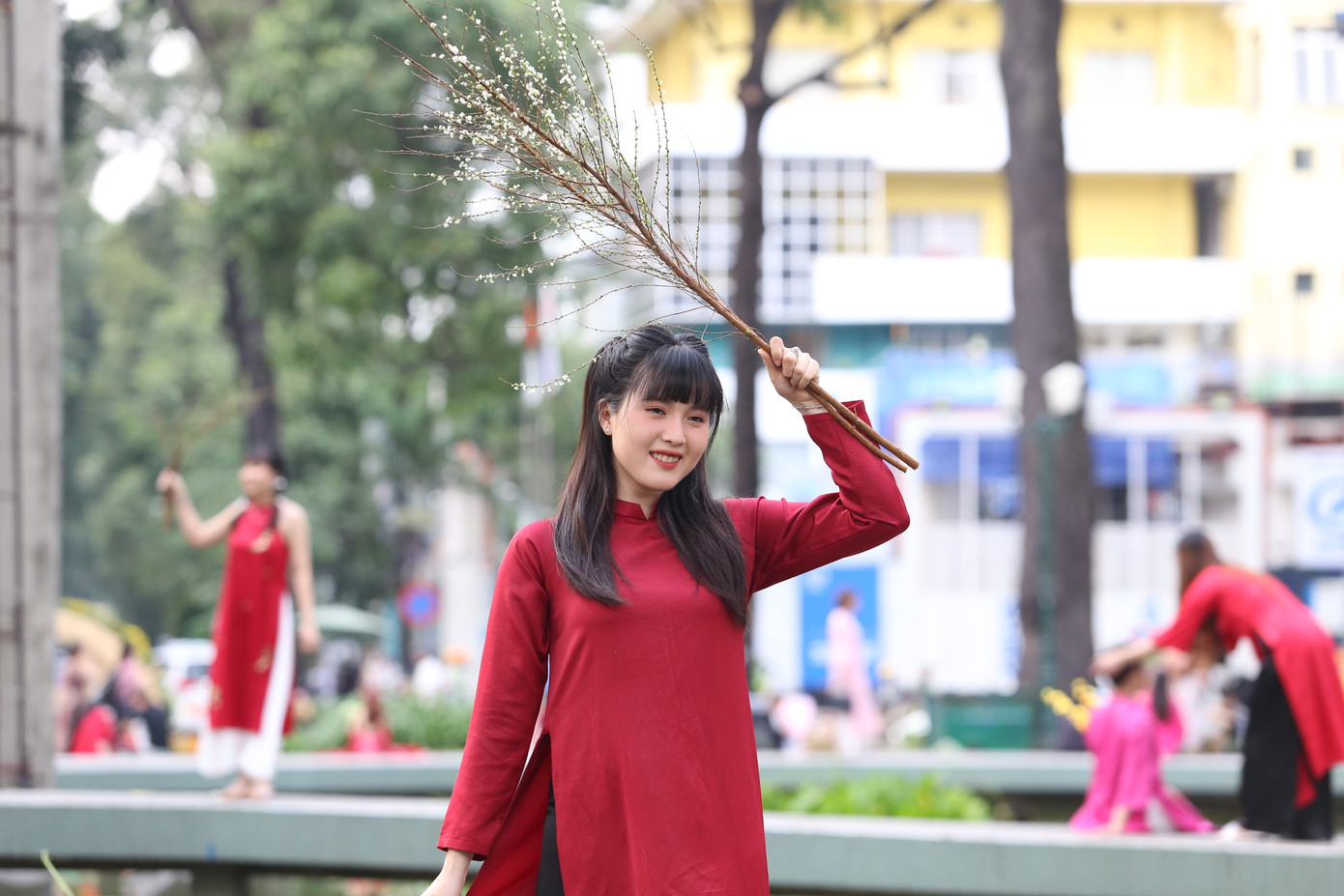 Với lợi thế không gian thoáng mát, cảnh trí nên thơ, hồ Con Rùa được rất nhiều bạn trẻ yêu thích và chọn làm nơi lưu giữ kỷ niệm cho mùa Tết này.