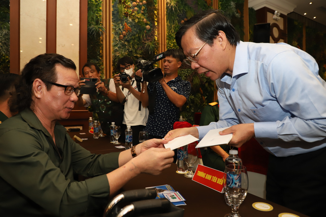 Chủ tịch Phan Văn Mãi tặng quà tri ân đến các thương binh. Chủ tịch Phan Văn Mãi tặng quà tri ân đến các thương binh.