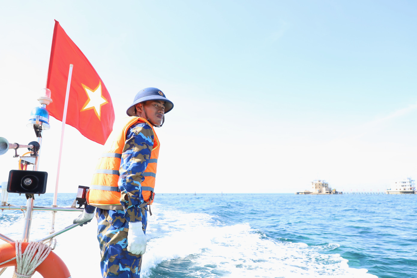 Trên những bước chân của mỗi người lính hải quân làm nhiệm vụ gìn giữ chủ quyền đất nước luôn có bóng hình Tổ quốc.