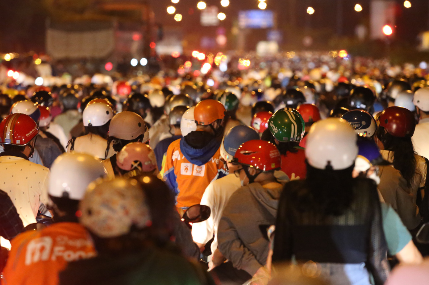 "Biển người" cố gắng nhích từng mét một trên đại lộ Võ Nguyên Giáp.