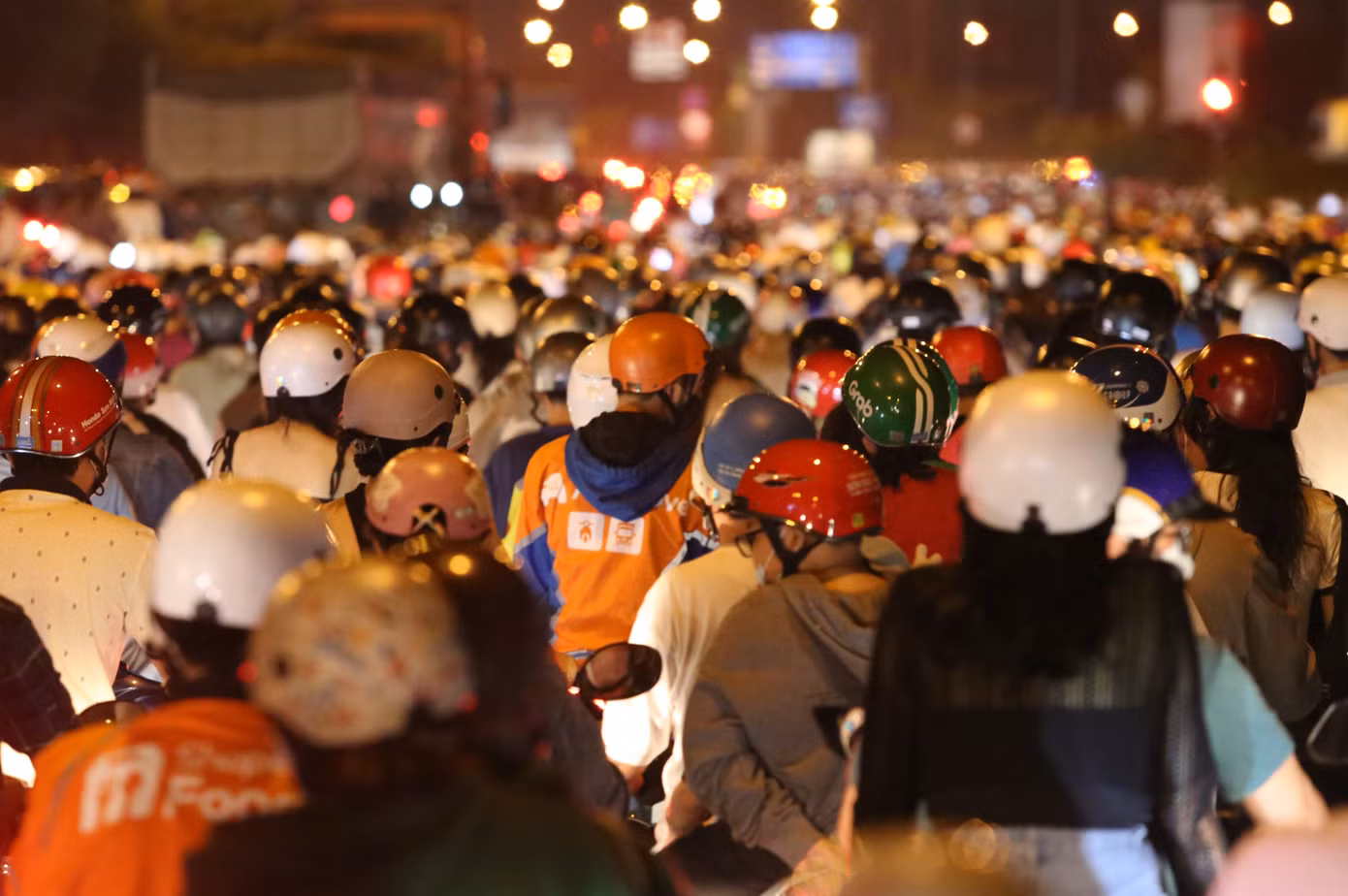 "Biển người" cố gắng nhích từng mét một trên đại lộ Võ Nguyên Giáp.