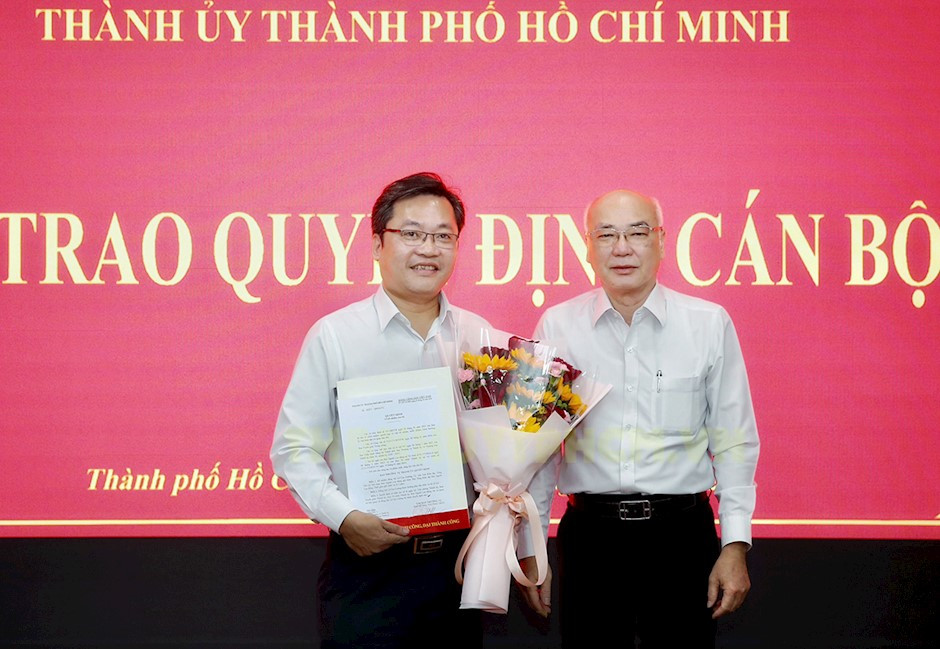 Trưởng ban Tuyên giáo Thành ủy TPHCM Phan Nguyễn Như Khuê (bên phải) trao quyết định bổ nhiệm cho ông Lê Cao Cường. Ảnh: Thành ủy TPHCM Trưởng ban Tuyên giáo Thành ủy TPHCM Phan Nguyễn Như Khuê (bên phải) trao quyết định bổ nhiệm cho ông Lê Cao Cường. Ảnh: Thành ủy TPHCM