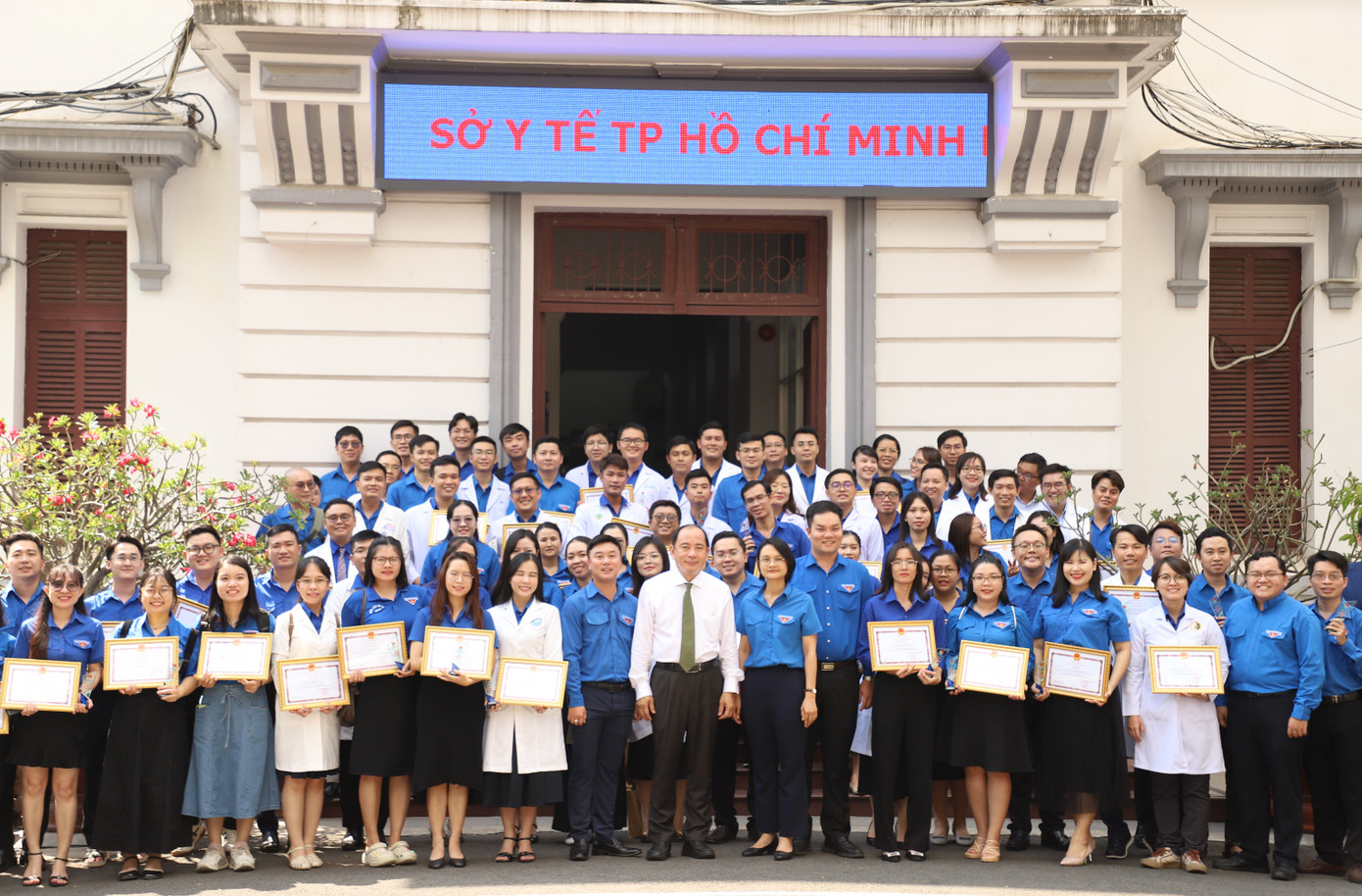 113 nhân viên y tế trẻ tuổi được ghi nhận, khen thưởng với những sáng kiến, cải tiến và nỗ lực không ngừng trong hoạt động chuyên môn, hoạt động phong trào. Ảnh: Ngô Tùng 113 nhân viên y tế trẻ tuổi được ghi nhận, khen thưởng với những sáng kiến, cải tiến và nỗ lực không ngừng trong hoạt động chuyên môn, hoạt động phong trào. Ảnh: Ngô Tùng