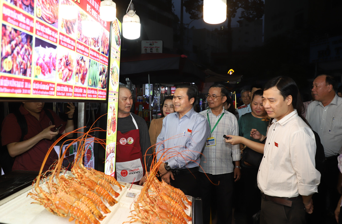 Đoàn khảo sát nhận định, trên 80% hộ buôn bán ở đây lấy hàng từ các chợ đầu mối. Hầu hết nguồn hàng gần như ở một địa điểm cố định và có thể kiểm soát được. Vấn đề đặt ra là các chợ đầu mối trên địa bàn thành phố cần kiểm soát chặt chẽ về an toàn thực phẩm ngay từ điểm "đầu mối" này. Đoàn khảo sát nhận định, trên 80% hộ buôn bán ở đây lấy hàng từ các chợ đầu mối. Hầu hết nguồn hàng gần như ở một địa điểm cố định và có thể kiểm soát được. Vấn đề đặt ra là các chợ đầu mối trên địa bàn thành phố cần kiểm soát chặt chẽ về an toàn thực phẩm ngay từ điểm "đầu mối" này.