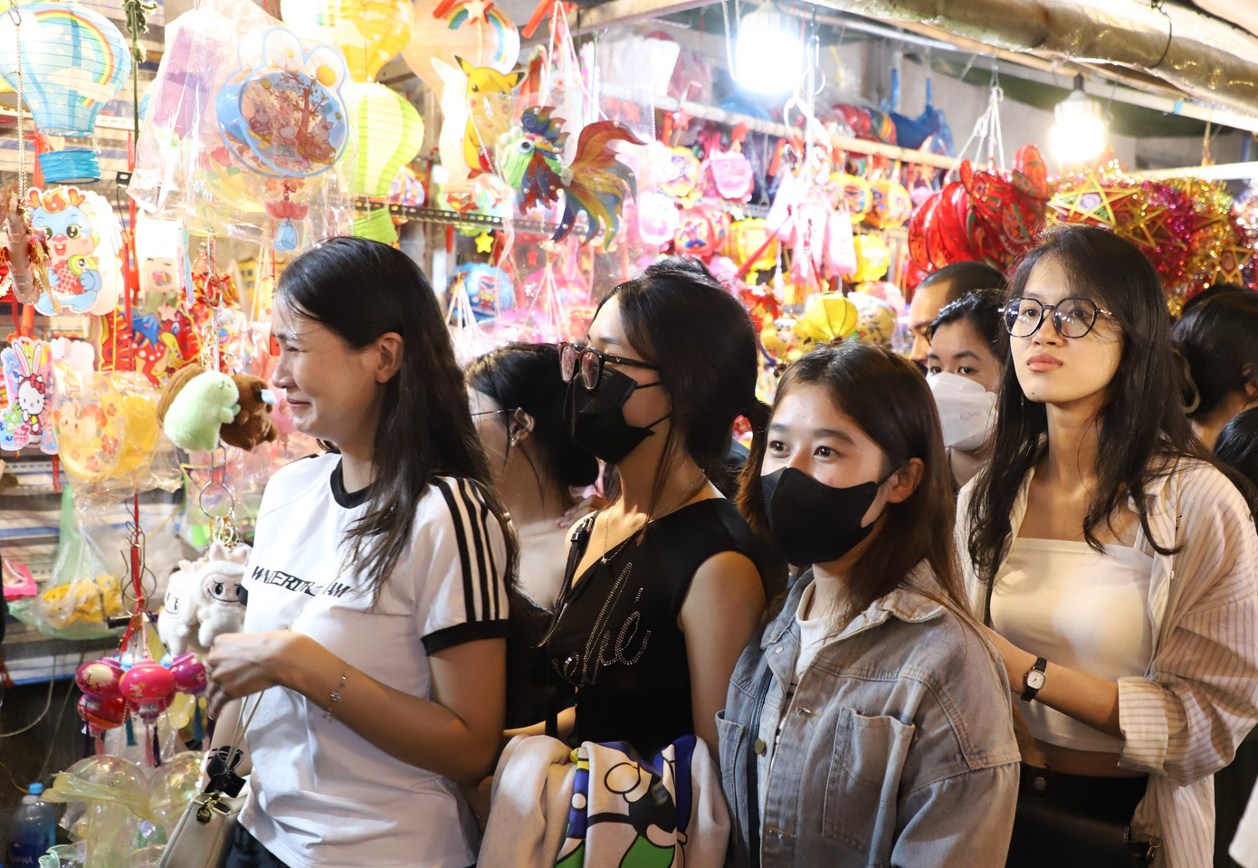 Các thiếu nữ trẩy hội đêm Trung thu.