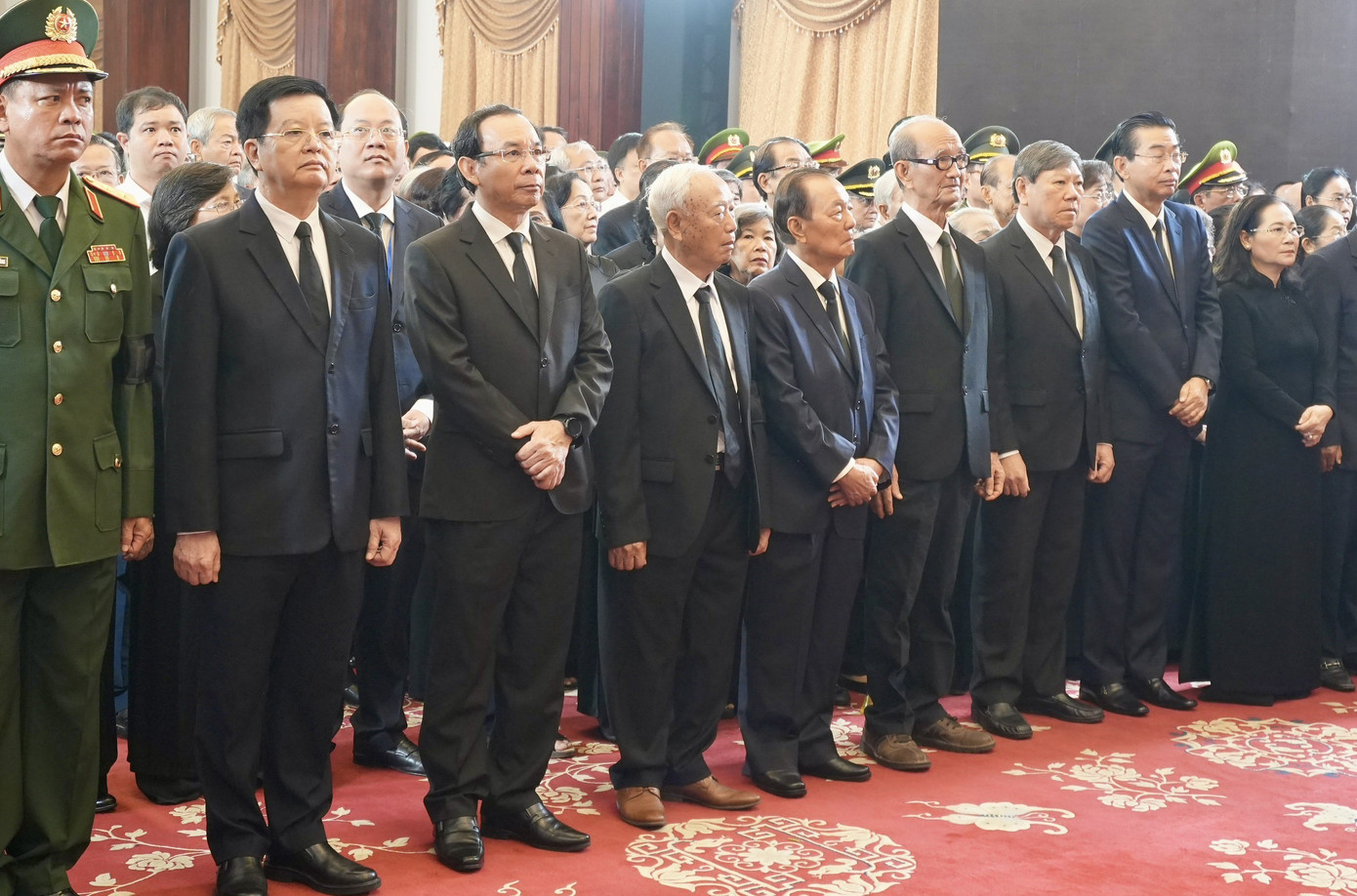 Đoàn Thành ủy, HĐND, UBND, Ủy ban MTTQ Việt Nam TPHCM do ông Nguyễn Văn Nên - Ủy viên Bộ Chính trị, Bí thư Thành ủy TPHCM làm trưởng đoàn, vào viếng Tổng Bí thư Nguyễn Phú Trọng.