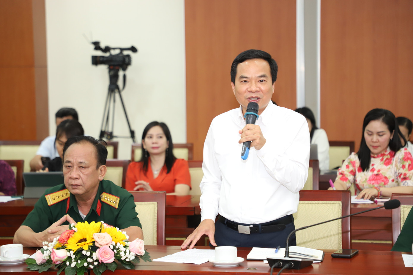 Nhà báo Ngọc Năm trao đổi tại buổi họp mặt. Ảnh: Ngô Tùng