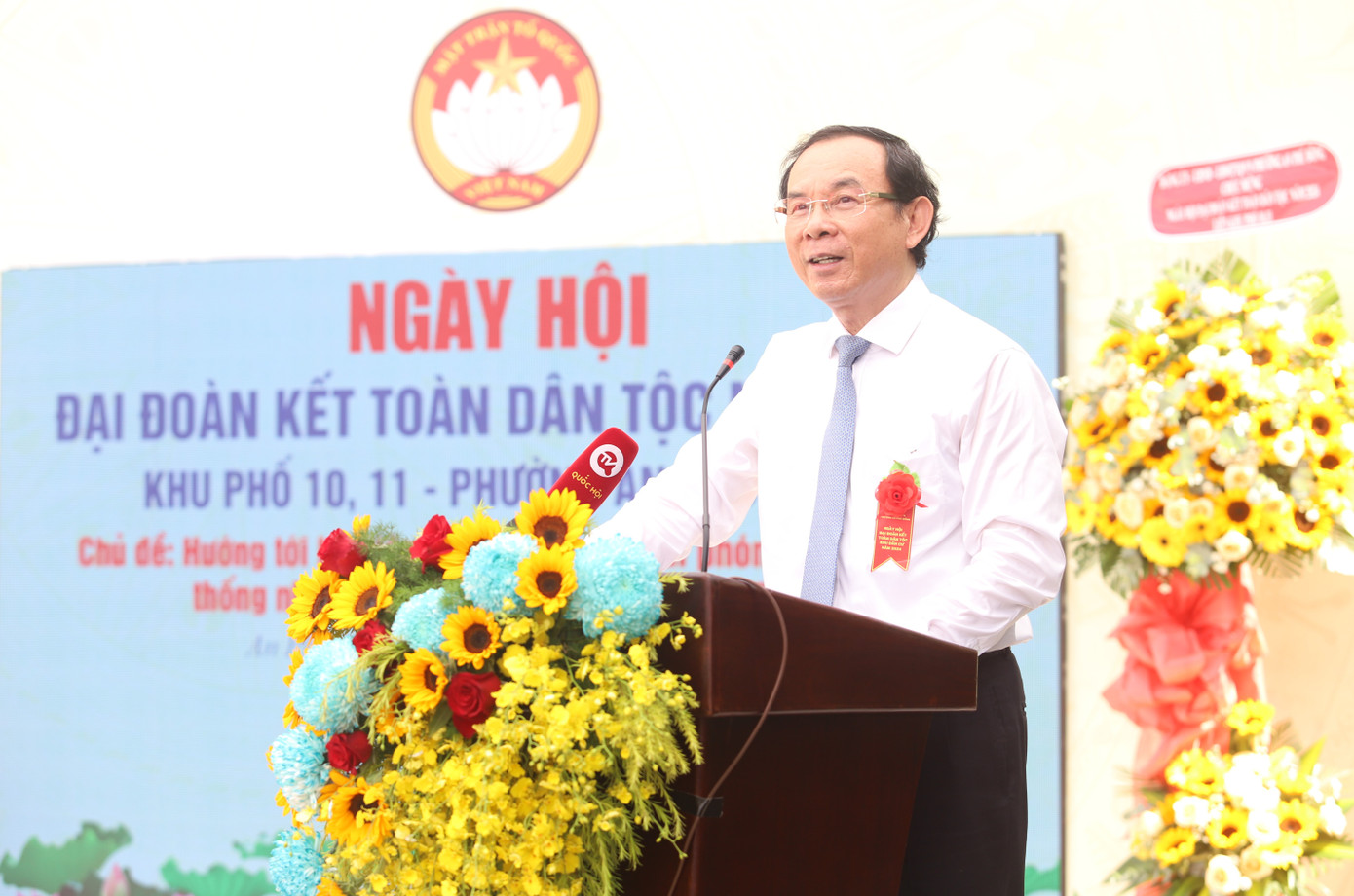 Bí thư Thành uỷ TPHCM Nguyễn Văn Nên trao đổi với bà con khu phố. Ảnh: Ngô Tùng.