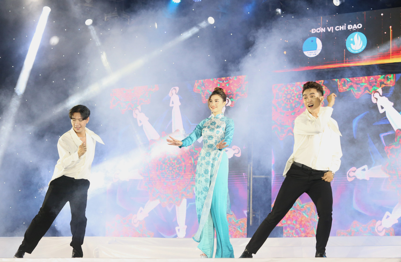 Trong đêm thi, các nữ sinh cũng có dịp tham gia cùng phần biểu diễn văn nghệ của các nghệ sĩ khách mời.