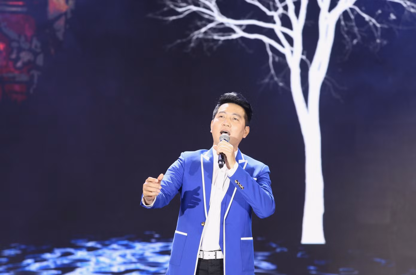 Ca sĩ Nguyễn Phi Hùng hát tại chương trình.