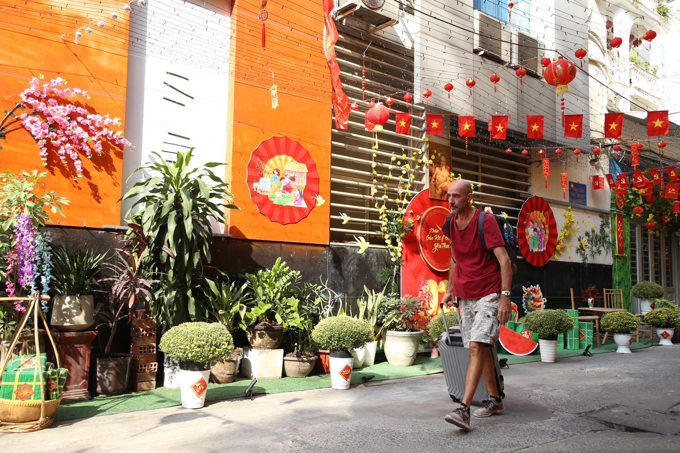 Chào đón Tết Giáp Thìn 2024, các tuyến phố, hoa viên trên địa bàn TPHCM được trang hoàng những thảm hoa, tiểu cảnh đậm đà sắc xuân.