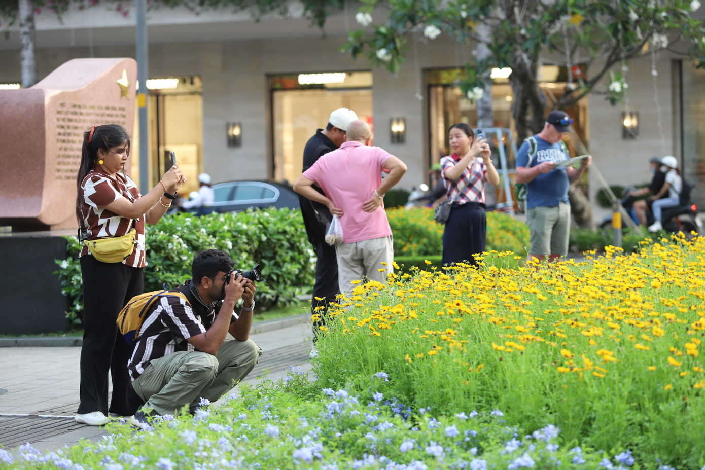 Vẻ đẹp vườn hoa cùng bối cảnh cổ kính, ấn tượng của tòa nhà trụ sở UBND TPHCM là những yếu tố níu chân du khách.