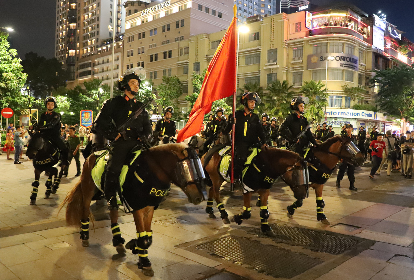 Đoàn kỵ binh diễu hành một vòng phố đi bộ để mọi người có thể chiêm ngưỡng những chú ngựa đặc biệt mang trên mình "bộ giáp cảnh sát".