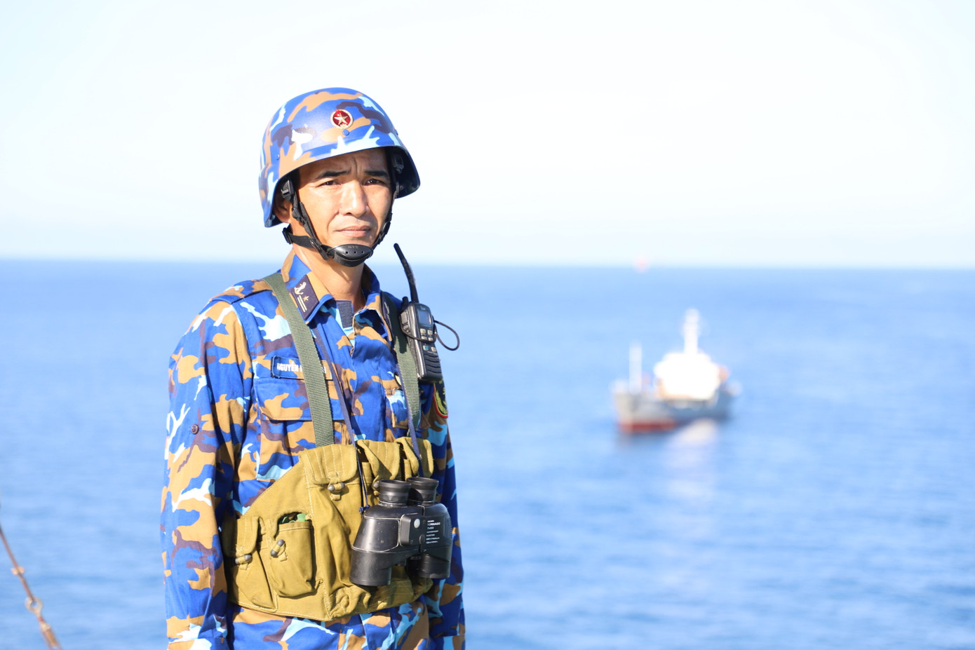 Ngày ngày, những người lính nhà giàn vẫn kiên cường đứng chân tại những cột mốc chủ quyền này để gìn giữ từng tấc đất, tấc biển quê hương.