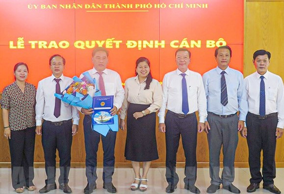 Ông Võ Hữu Thắng (thứ 3 từ trái qua) nhận quyết định phê chuẩn của UBND TPHCM. Ảnh: Thành ủy TPHCM Ông Võ Hữu Thắng (thứ 3 từ trái qua) nhận quyết định phê chuẩn của UBND TPHCM. Ảnh: Thành ủy TPHCM
