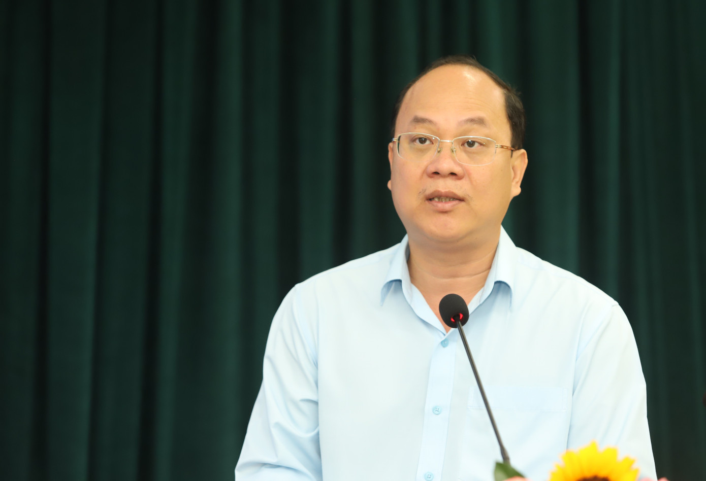 Phó Bí thư Thường trực Thành ủy TPHCM Nguyễn Hồ Hải trao đổi tại hội nghị.