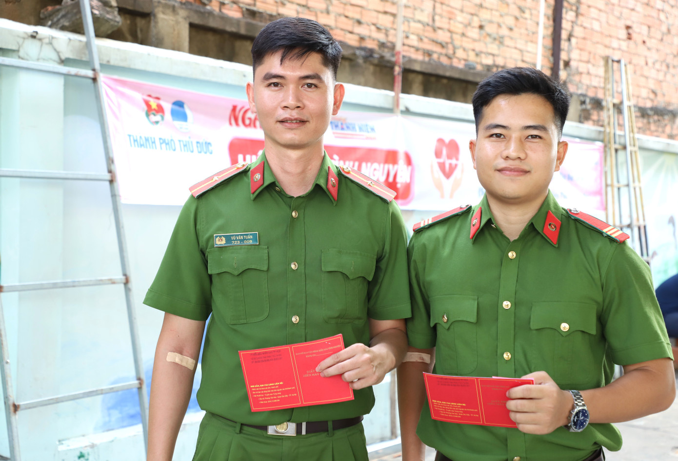 Vào TPHCM thực hiện nhiệm vụ của đơn vị, anh Vũ Văn Tuấn và anh Phan Đăng Lộc (chiến sĩ Trung đoàn Cảnh sát cơ động khu vực Bắc Trung bộ - E26) đã đến ngày hội cùng lan tỏa hành động đẹp ngày cuối tuần. Vào TPHCM thực hiện nhiệm vụ của đơn vị, anh Vũ Văn Tuấn và anh Phan Đăng Lộc (chiến sĩ Trung đoàn Cảnh sát cơ động khu vực Bắc Trung bộ - E26) đã đến ngày hội cùng lan tỏa hành động đẹp ngày cuối tuần.