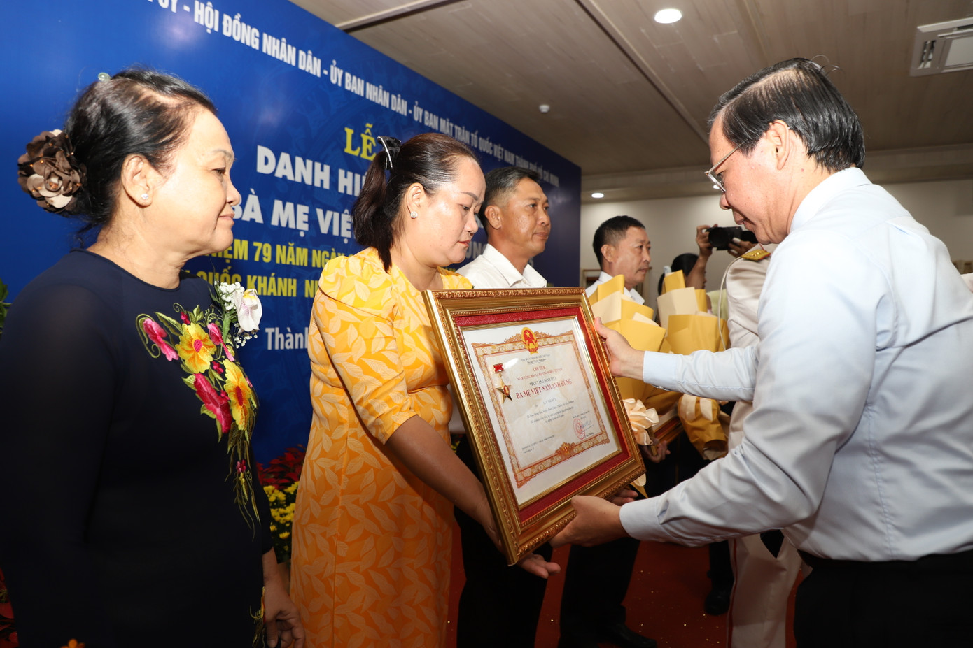 Chủ tịch UBND TPHCM Phan Văn Mãi trao tặng Bằng danh hiệu đến thân nhân các “Bà mẹ Việt Nam anh hùng”. Ảnh: Ngô Tùng Chủ tịch UBND TPHCM Phan Văn Mãi trao tặng Bằng danh hiệu đến thân nhân các “Bà mẹ Việt Nam anh hùng”. Ảnh: Ngô Tùng