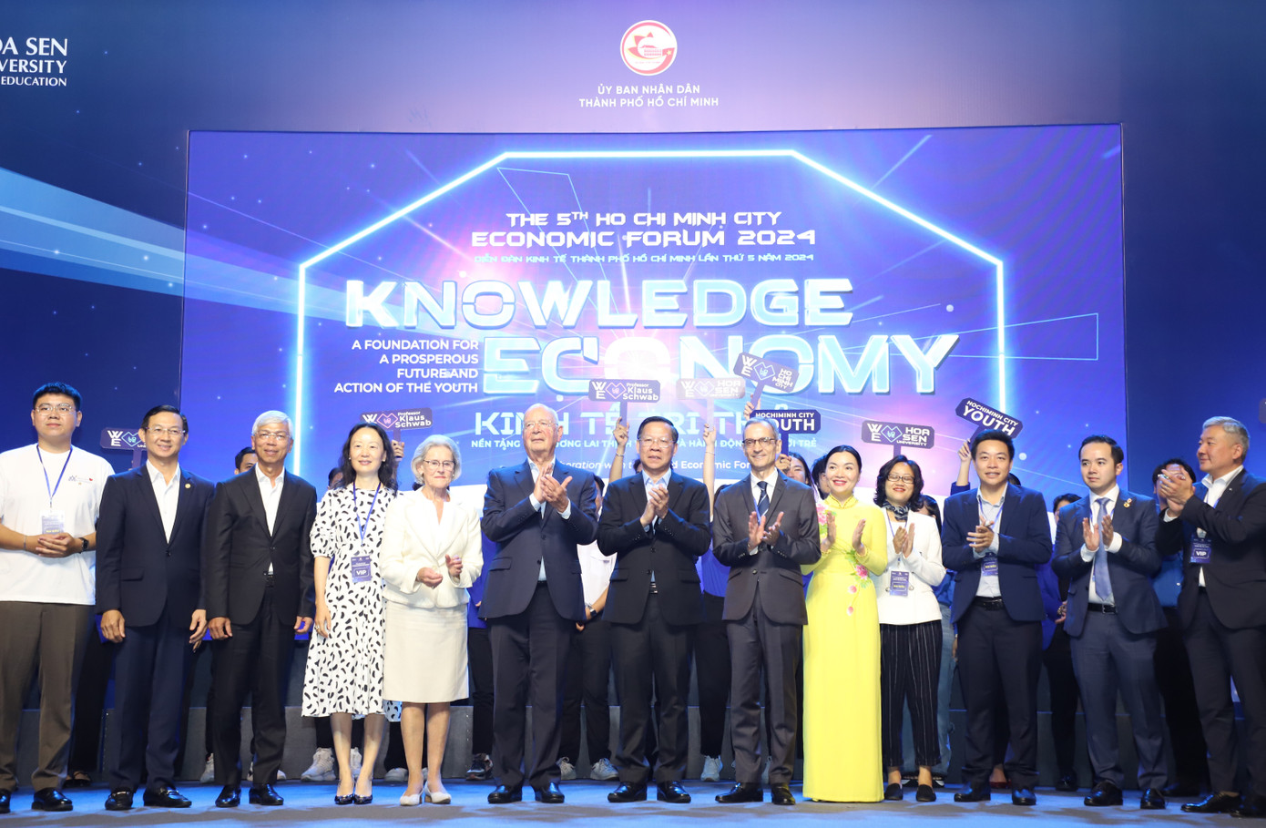 Chủ tịch UBND TPHCM Phan Văn Mãi cùng GS Klaus Schwab và phu nhân chụp ảnh lưu niệm cuối chương trình. Chủ tịch UBND TPHCM Phan Văn Mãi cùng GS Klaus Schwab và phu nhân chụp ảnh lưu niệm cuối chương trình.