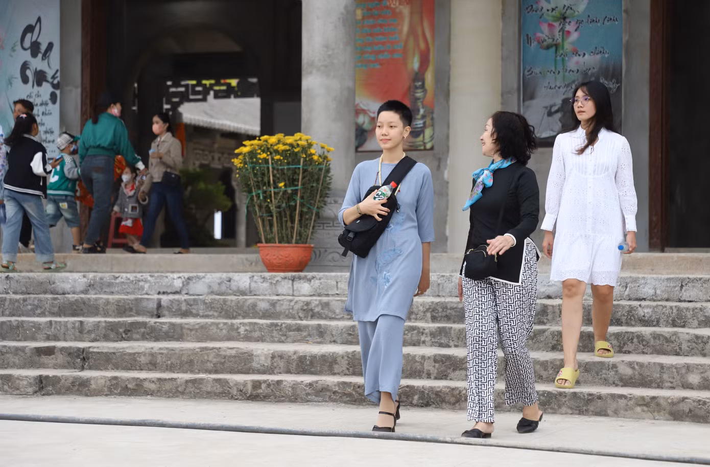 Người dân tìm đến chùa thưởng ngoạn, cầu bình an, may mắn trong năm mới.