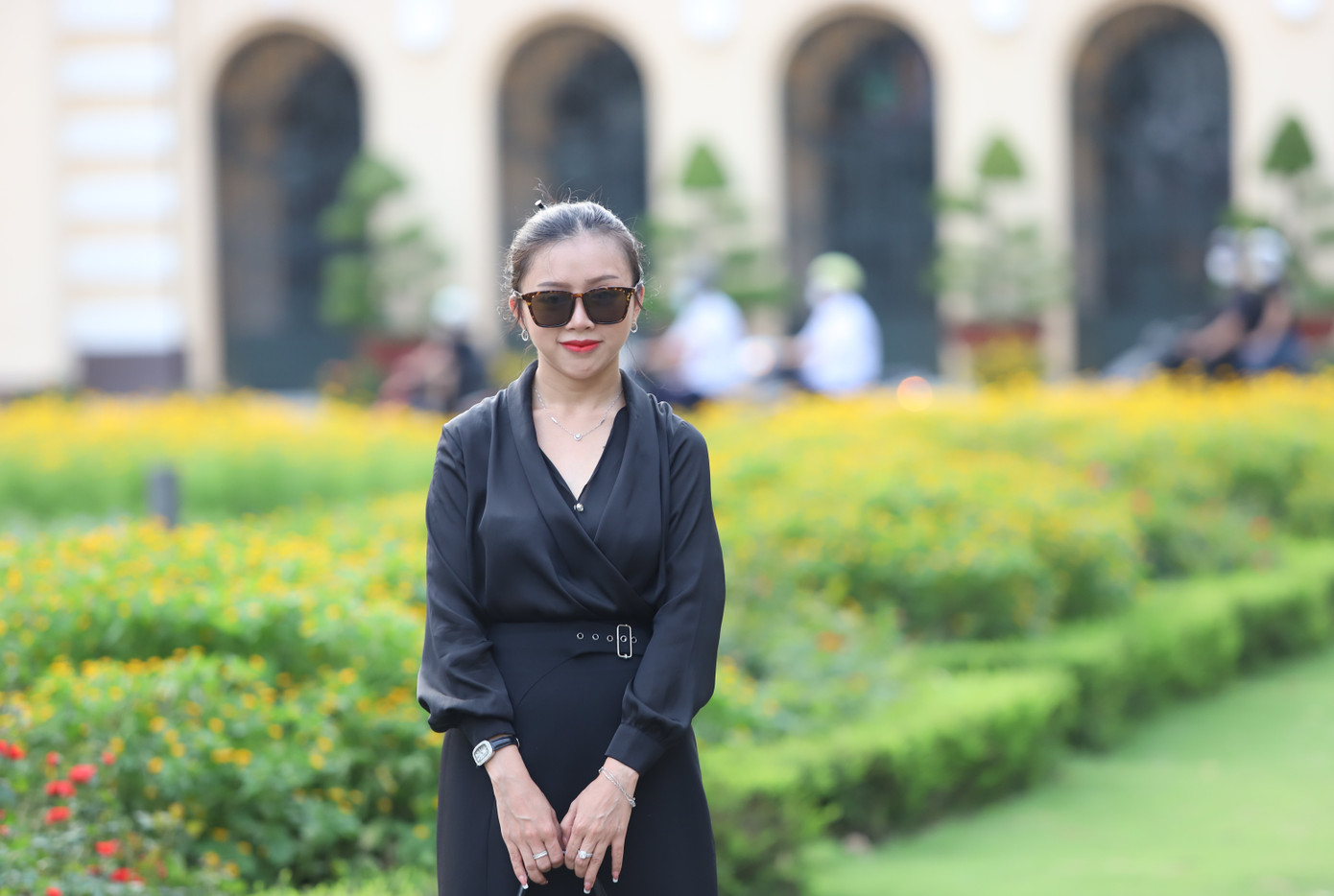 Trong ngày, nhiều người có dịp đến đây đã dừng lại chụp ảnh với không gian thảm hoa rực rỡ.