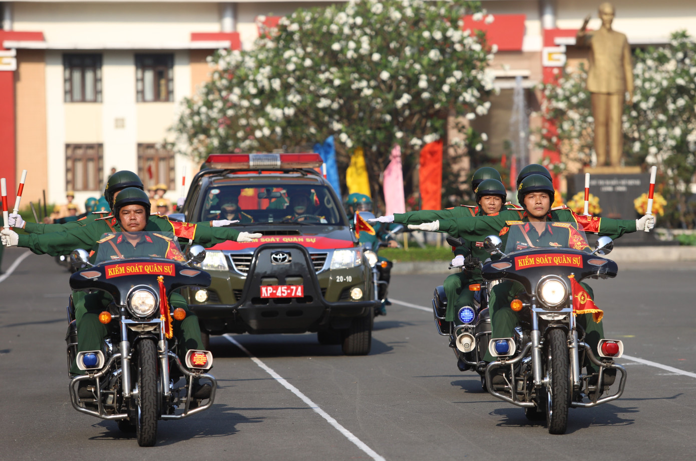 Lực lượng Kiểm soát quân sự diễu hành.