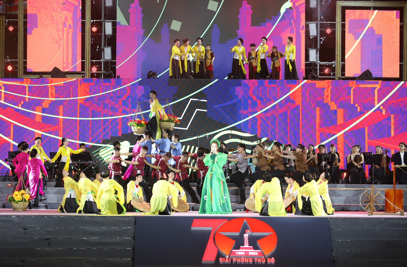 Vẻ đẹp của đất và người Hà Nội cũng được tái hiện bằng những khung tranh Phố Phái đầy cảm xúc.