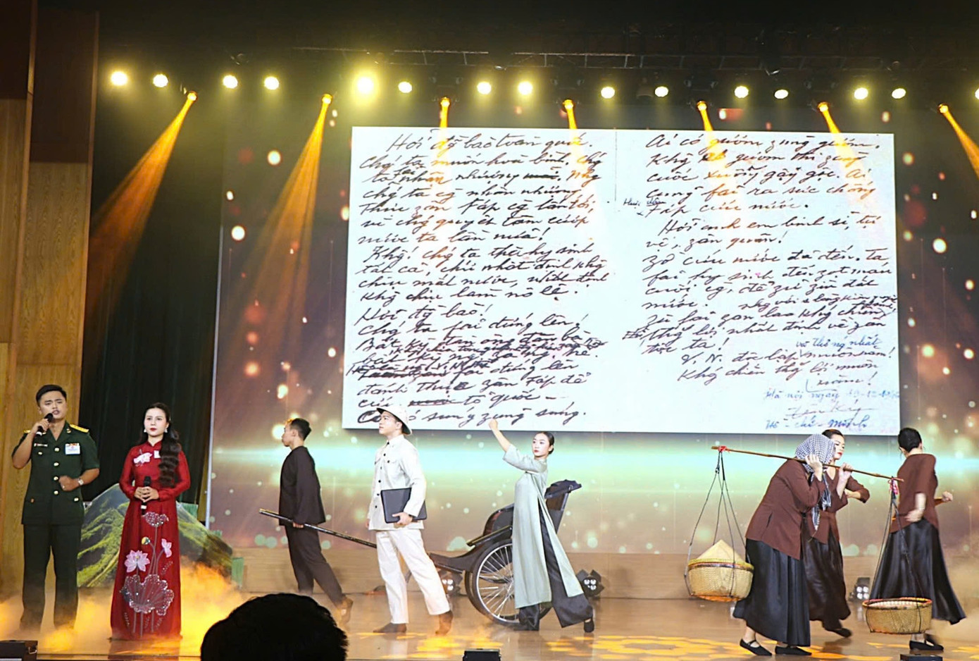 Phần thể hiện của một đội thi tại buổi khai mạc. Phần thể hiện của một đội thi tại buổi khai mạc.