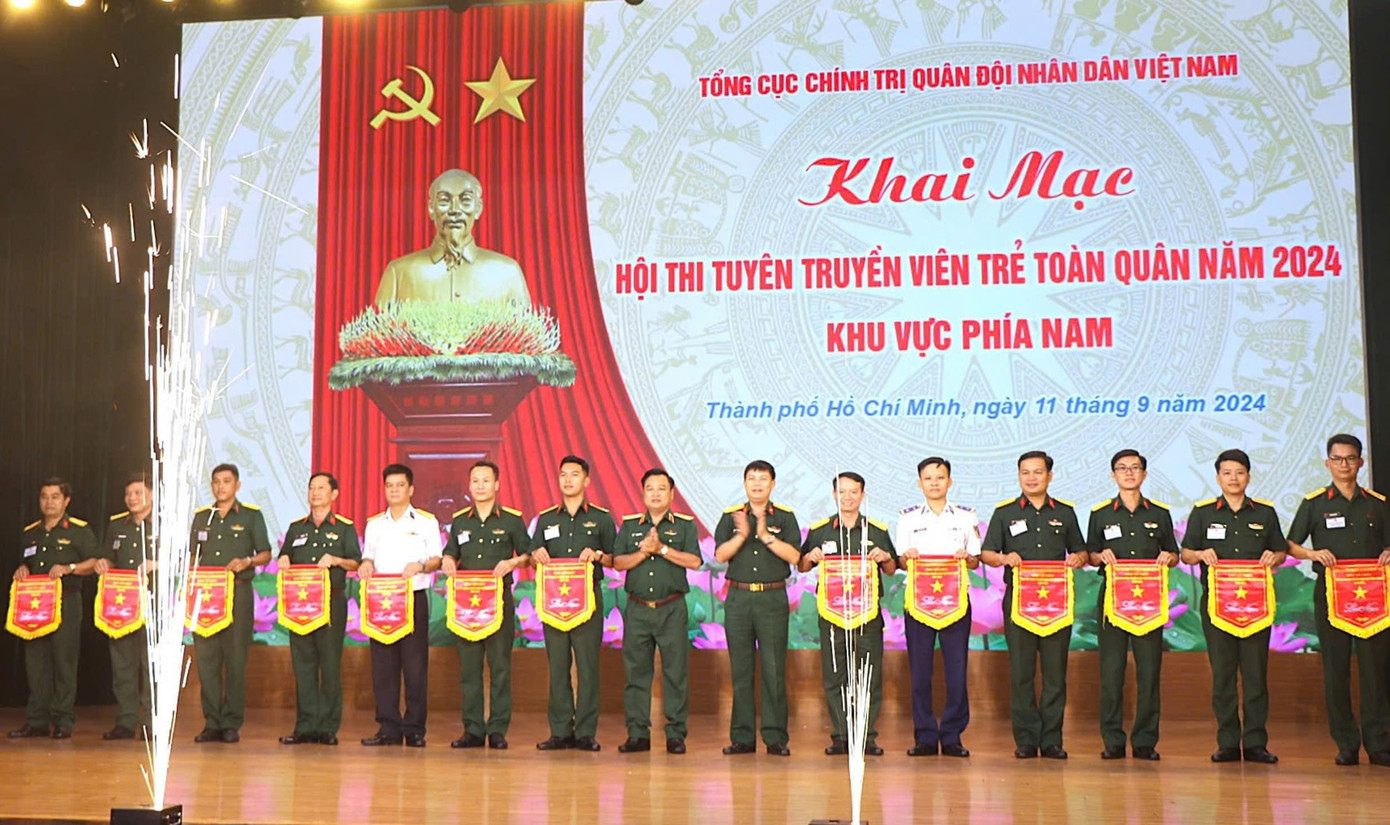 Ban tổ chức trao cờ lưu niệm đến 13 đội thi. Ban tổ chức trao cờ lưu niệm đến 13 đội thi.