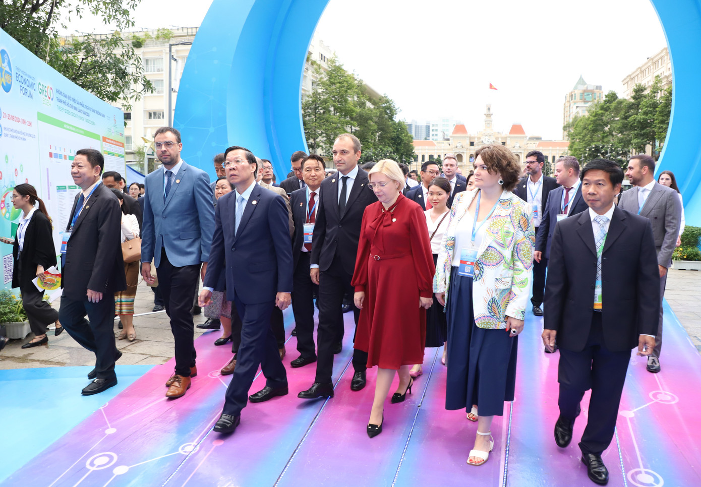 Chủ tịch UBND TPHCM Phan Văn Mãi và các đại biểu tham quan không gian triển lãm GRECO. Ảnh: Ngô Tùng