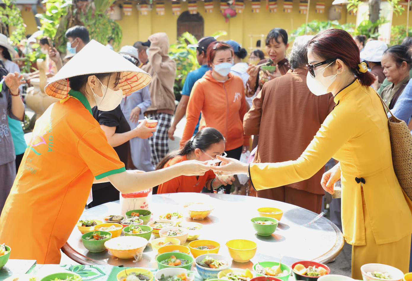 Ngay từ sáng sớm, đông đảo quý phật tử, các bạn nam nữ tình nguyện viên đã đến chùa làm công quả, chuẩn bị chu đáo những món ăn gửi tặng mọi người.