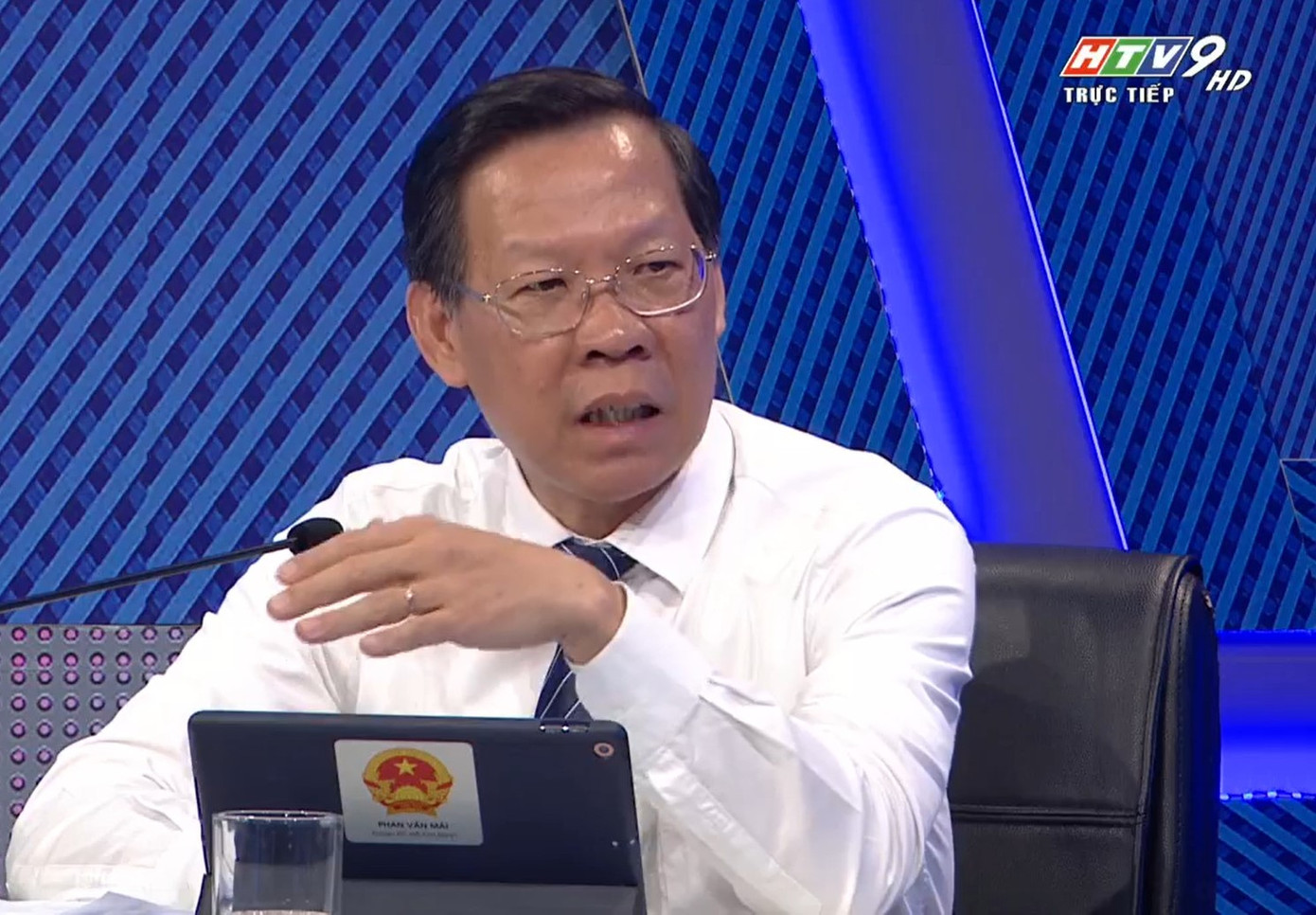 Chủ tịch UBND TPHCM Phan Văn Mãi trao đổi tại chương trình. (Ảnh chụp màn hình)